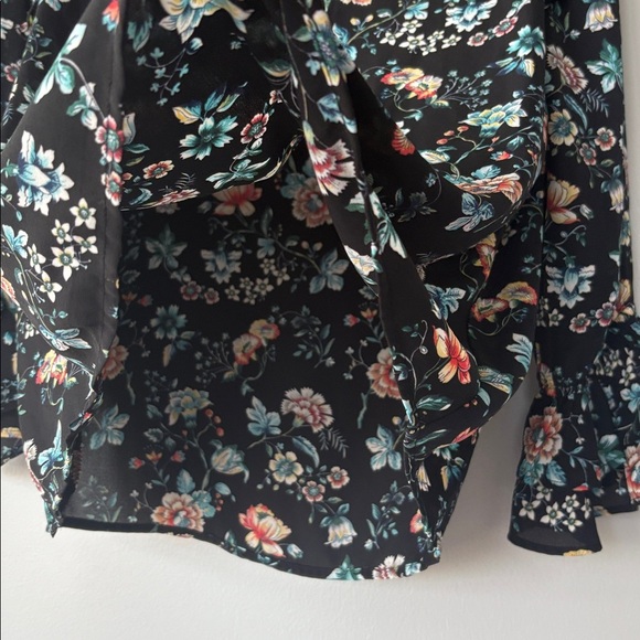 GORGEOUS! Black floral blouse with ruffle details and 3/4 length sleeves - Picture 8 of 12